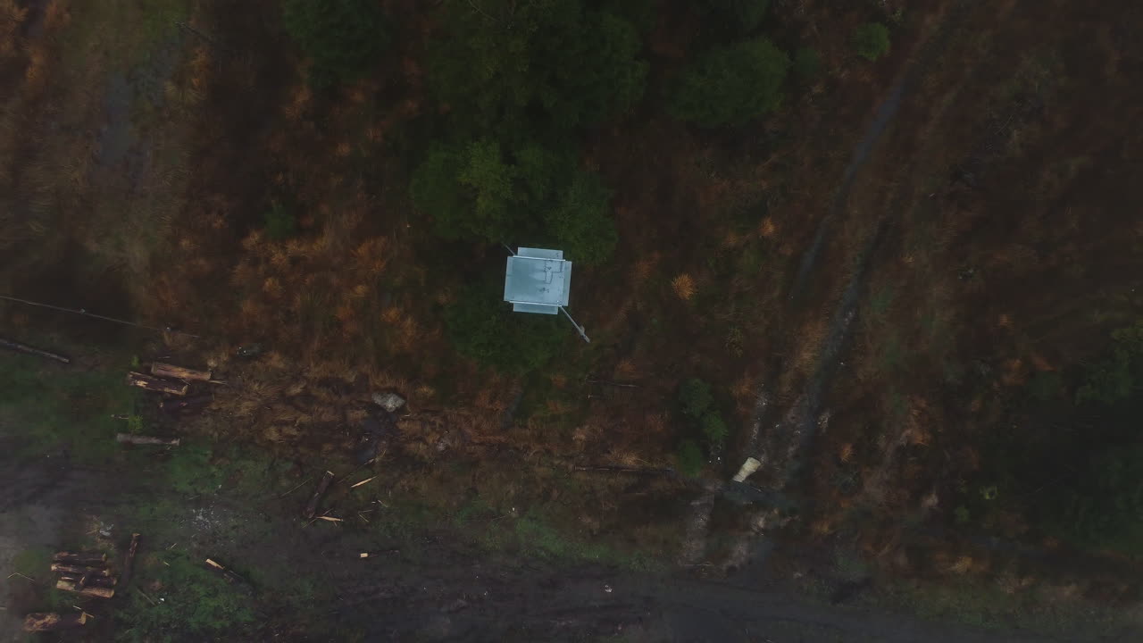 벨기에 의 안개 가 가득 한 아침 에 관측 탑 위 에 드론 위성 이  ⁇ 아오르고 있다