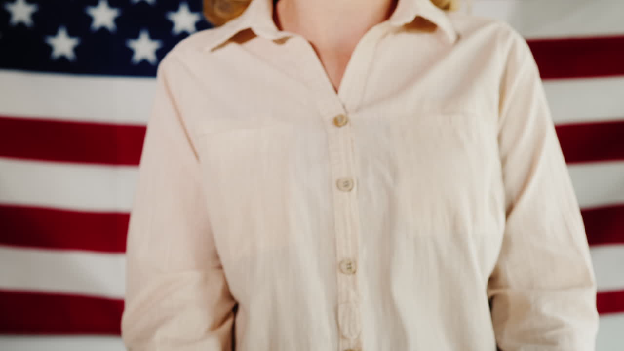 abrir un negocio después de la cuarentena - manos anunciando la reanudación del trabajo