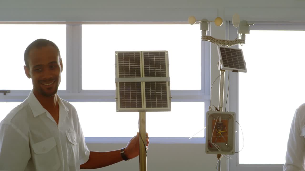 entrenamiento de pilotos masculinos y femeninos sobre paneles solares 4k