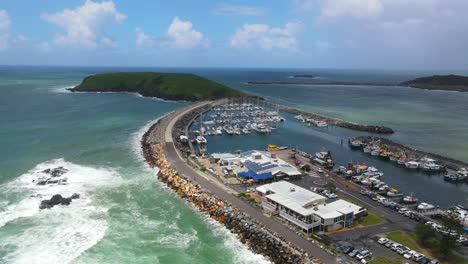 Reserva-Natural-De-Muttonbird-Island-Con-Barcos-Amarrados-En-El-Embarcadero-En-El-Parque-Marino-De-Islas-Solitarias---Coffs-Harbour,-Nsw,-Australia