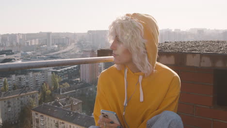 Blonde-woman-on-a-terrace