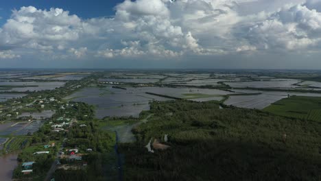 Mosca-Aérea-En-La-Vista-De-La-Tarde-De-Los-Coloridos-Manglares-Del-Delta-Del-Mekong,-Tierras-Agrícolas-Y-Vías-Fluviales-En-Vietnam