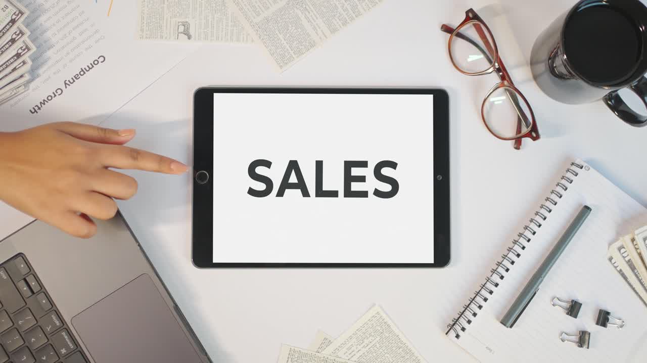 태블릿 스크린에서 판매를 표시합니다.