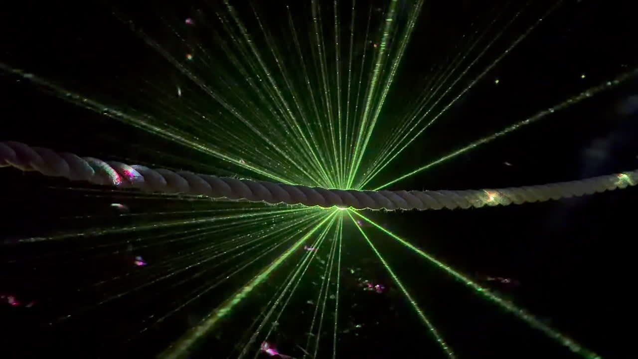 Fundo criativo artístico de show de luzes laser na floresta, com espaço para texto.