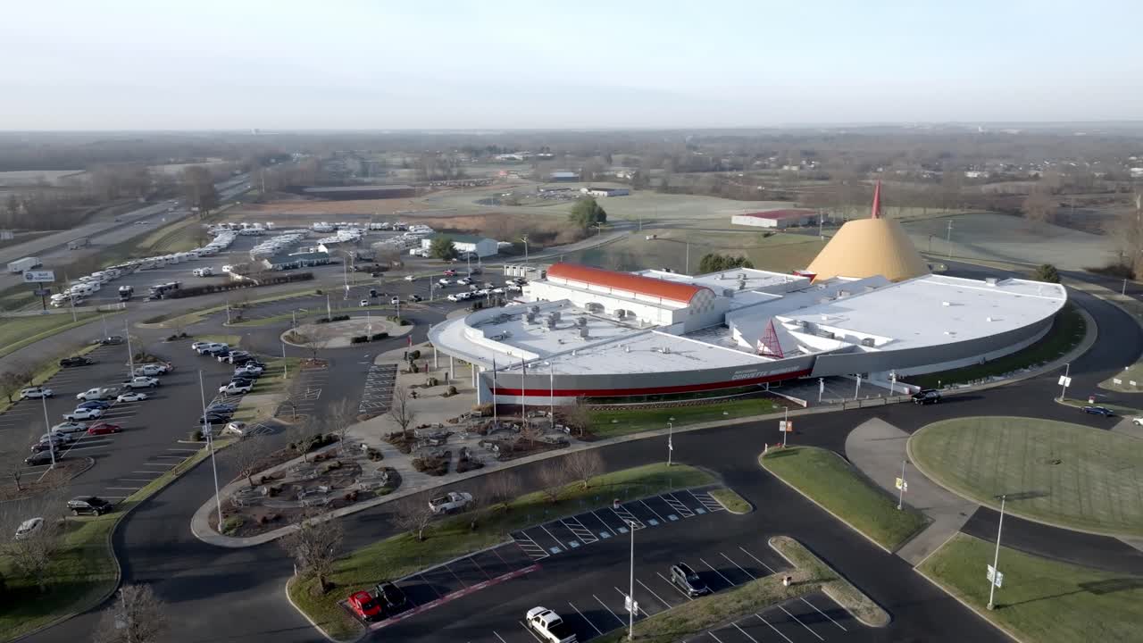museo corvette en bowling green, kentucky con video de un dron moviéndose en un círculo