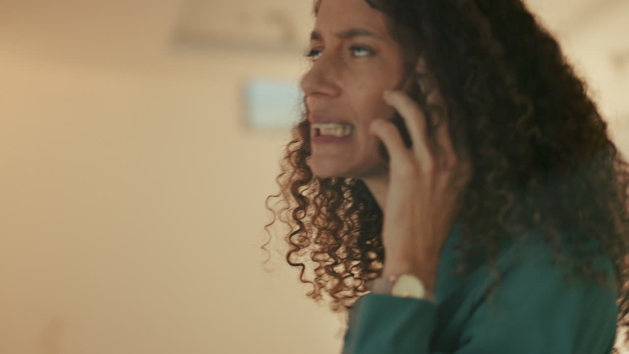 estrés, horas extras y una mujer en una llamada telefónica enojada