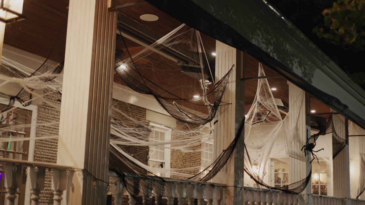 할로윈에 거미줄로 장식된 집 앞면.