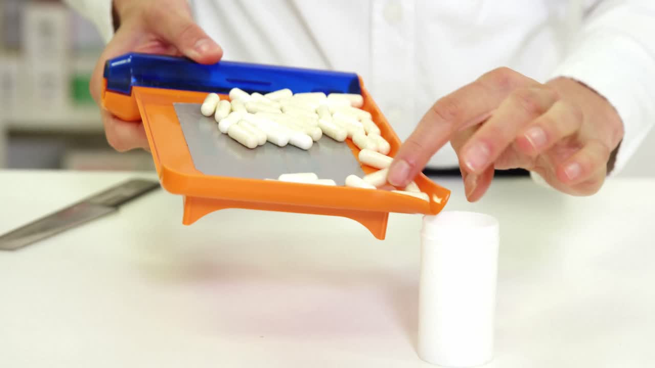 약국 에서 약 을 용기 에 넣는 약사