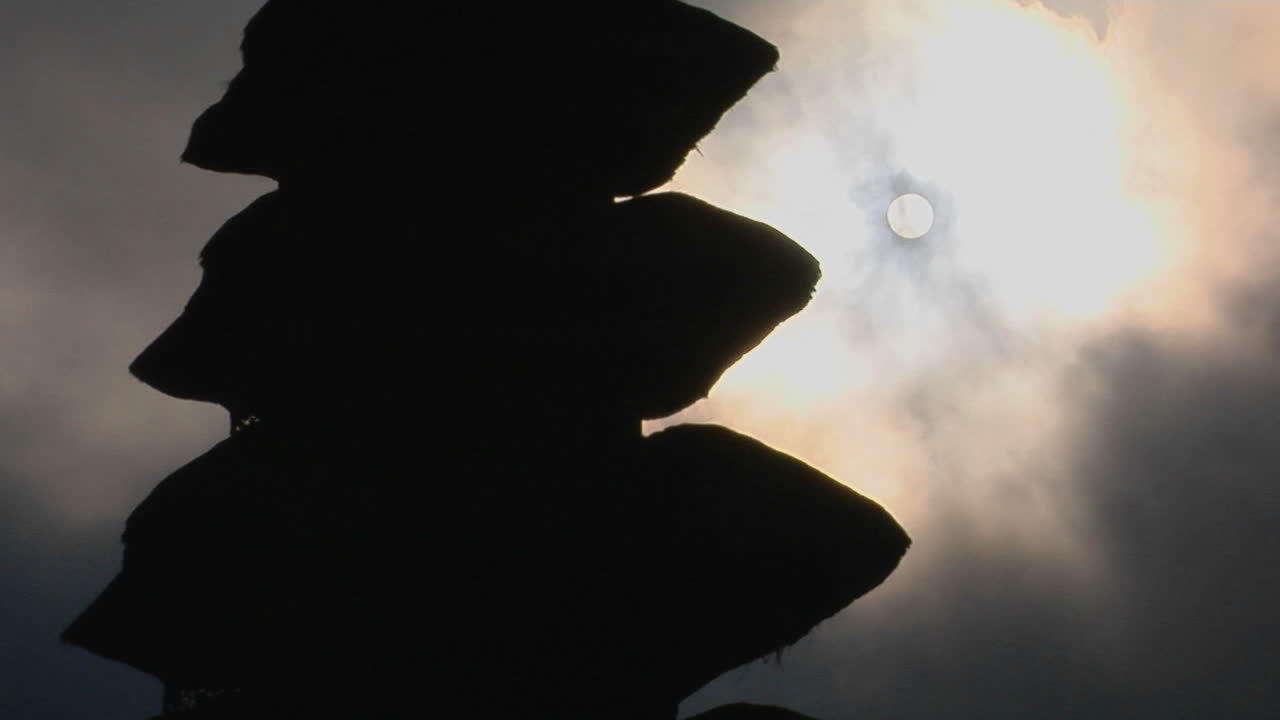 часть балийского храма в силуэте