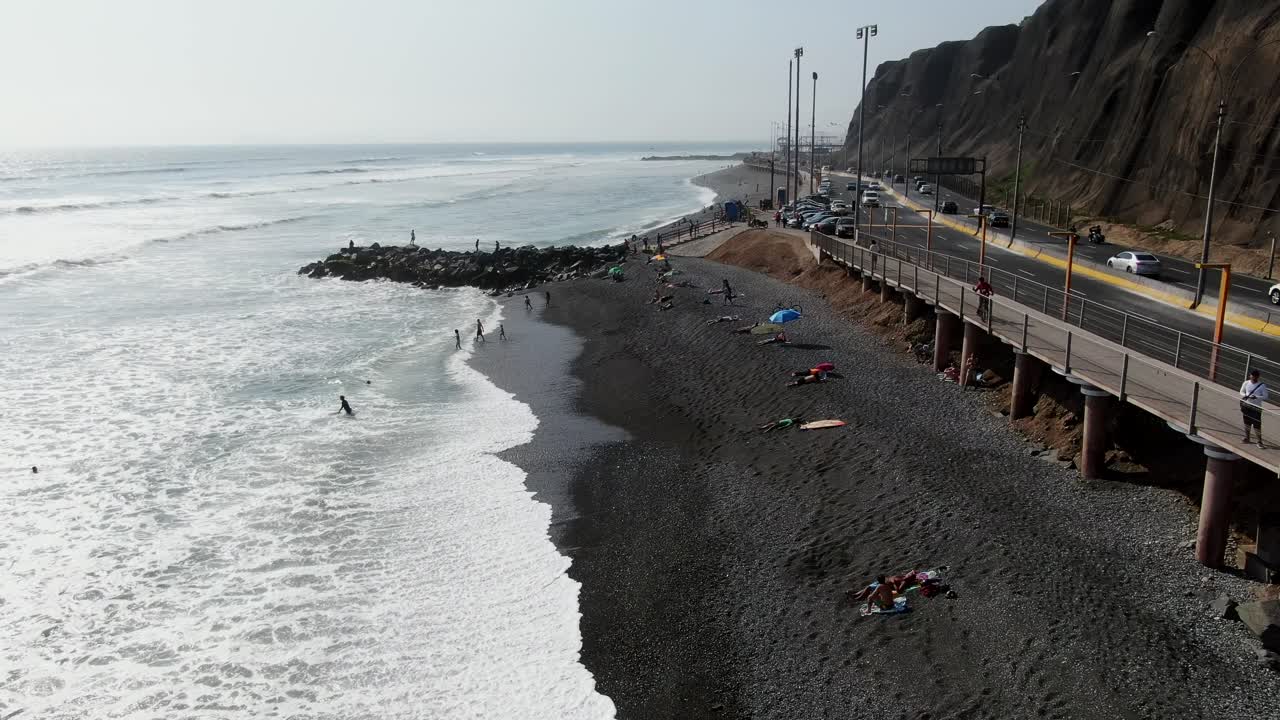 video aéreo diurno de 4k del océano pacífico golpeando la playa de adoquines de miraflores en lima, perú