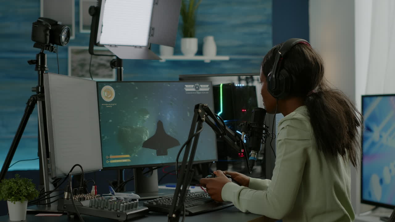 mujer negra que juega a videojuegos de disparos espaciales