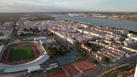 Faro-De-La-Ciudad-Junto-A-La-Vista-Aérea-Del-Parque-Forestal-Verde