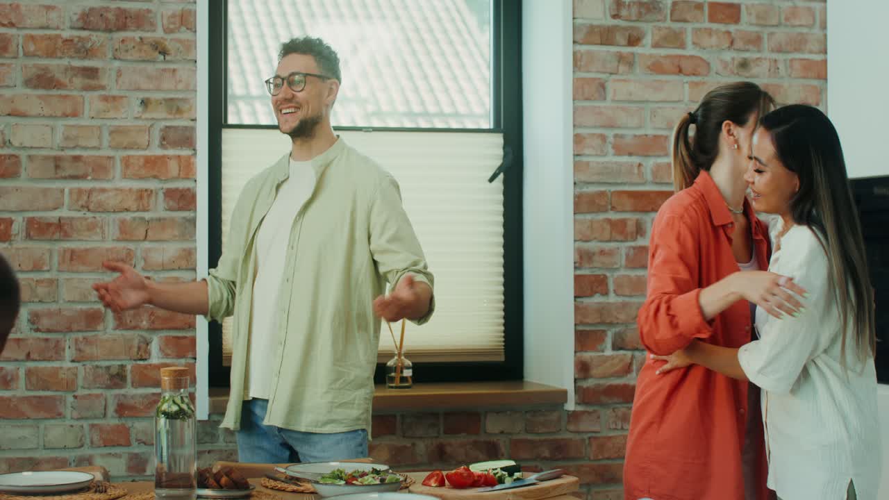 친구들을 모으고 요리하는 것