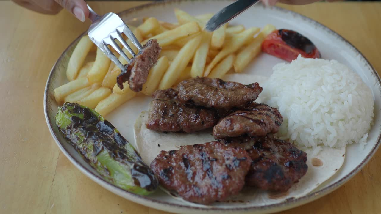 deliciosas albóndigas con arroz, papas fritas y pimienta verde