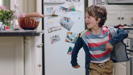 Feliz-Madre-E-Hijo-Jugando-En-La-Cocina-Mamá-Persiguiendo-A-Un-Niño-Corriendo-Disfrutando-De-Un-Divertido-Juego-En-Casa