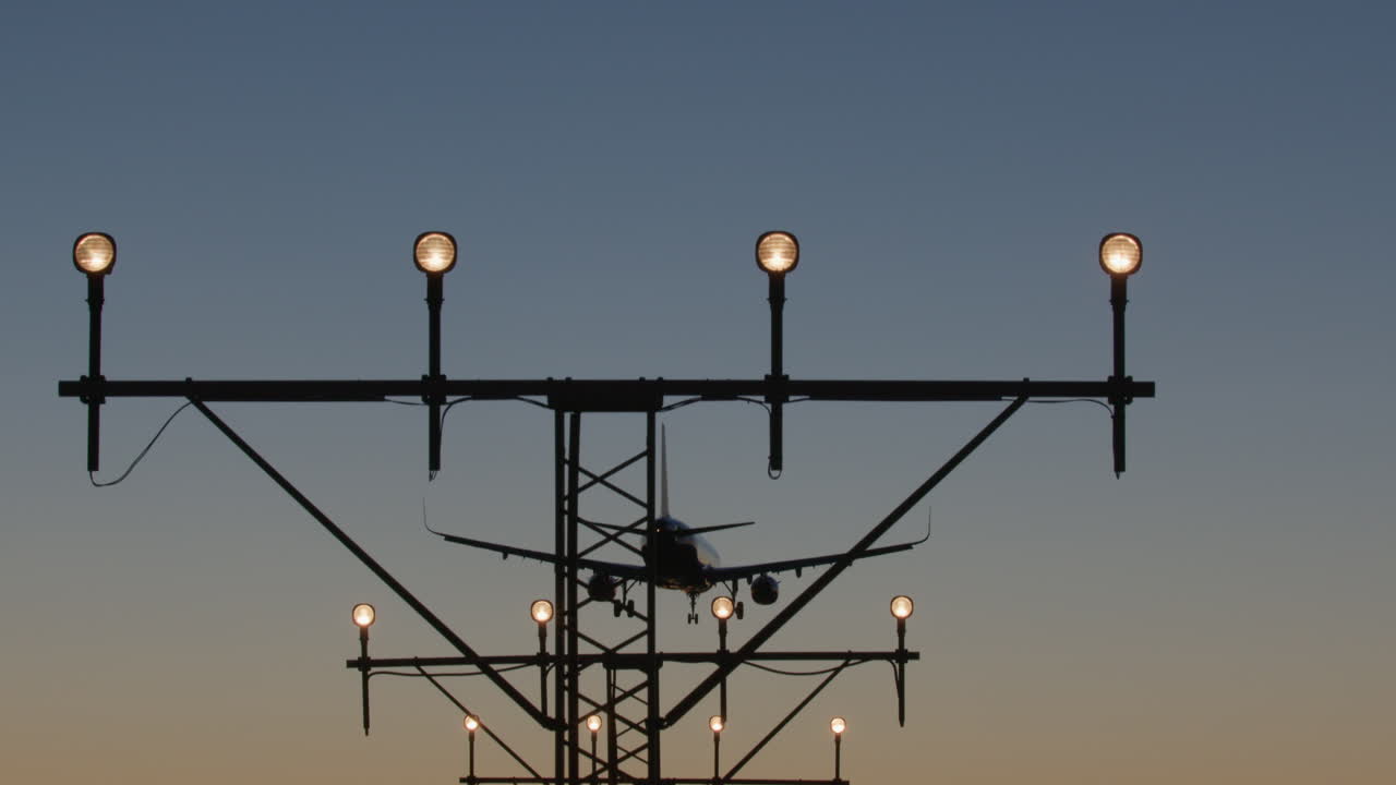 저녁 에 비행기 가 착륙 하는 것