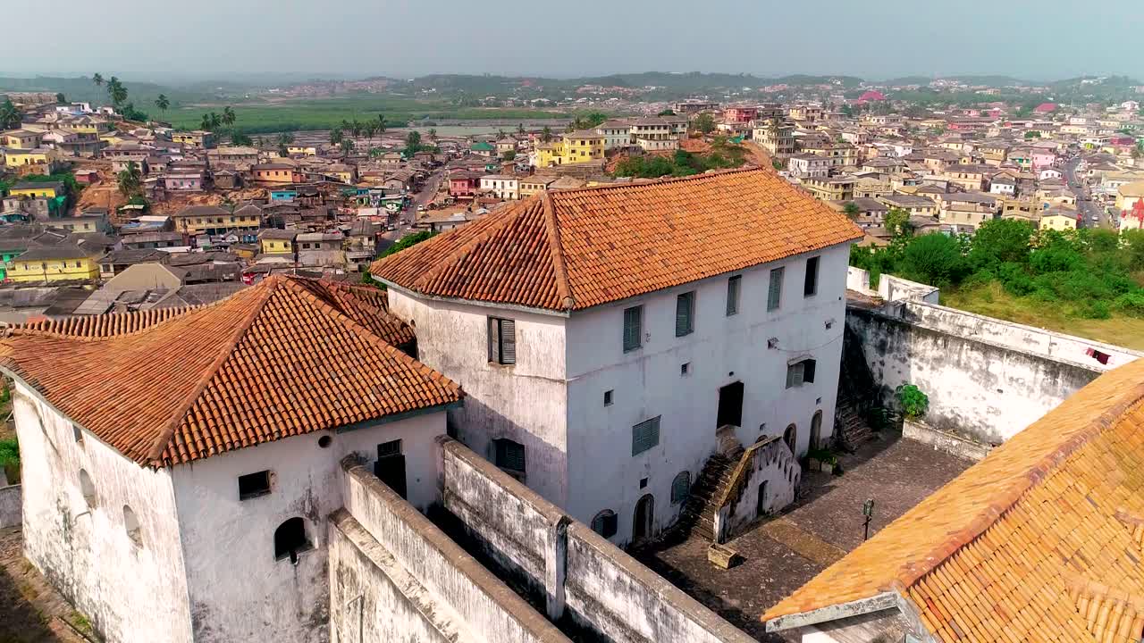 Forte Coenraadsburg o Conraadsburg, noto anche come Forte São Tiago da Mina, è un forte sulla Costa d'Oro olandese, costruito nel 1652 per proteggere Forte Elmina dagli attacchi.
