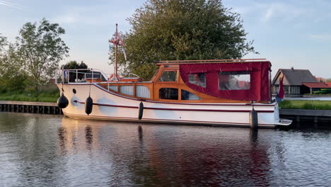 Barcos-Atracados-En-La-Orilla-Del-Río-En-El-Parque-De-Vacaciones-Waterstaete-Ossenzijl,-Holanda-Meridional,-Países-Bajos