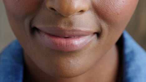primer plano de la boca de una mujer después de un tratamiento dental