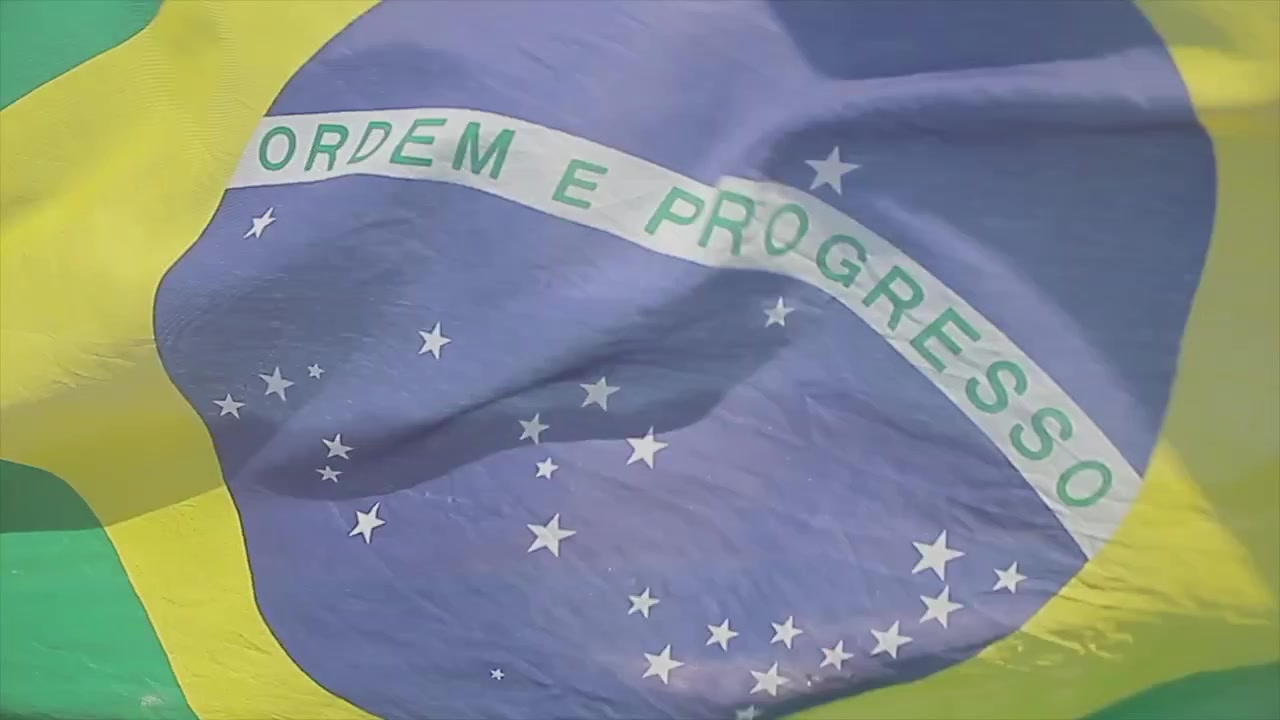 Bendera Brasil berkibar karena angin berkecepatan tinggi.