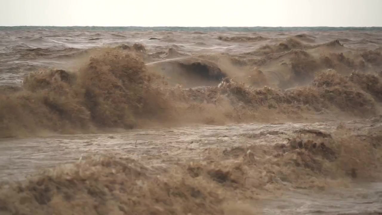 Onde oceaniche torbide e turbolente che si infrangono durante una tempesta