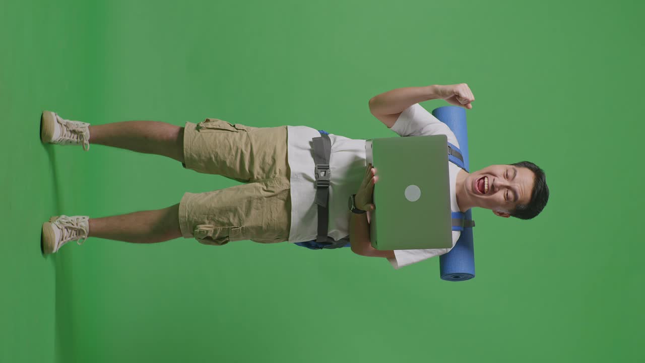 hombre con portátil y mochila