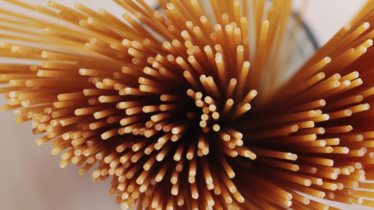 Primo piano di spaghetti secchi crudi