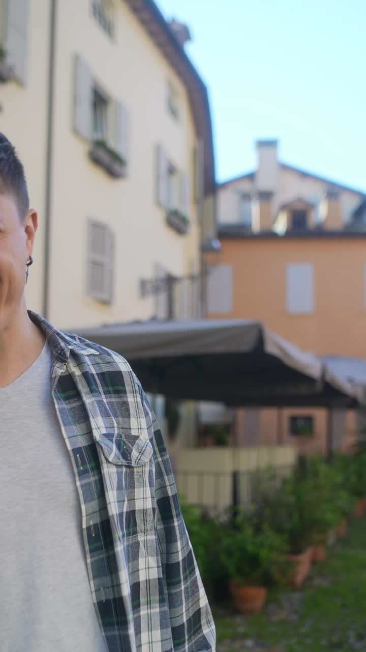 도시에서 스마트폰을 사용하는 남자