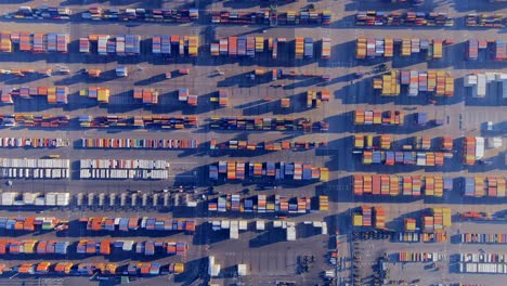 contenedores de envío en el puerto de oakland harbour - vista aérea hacia abajo