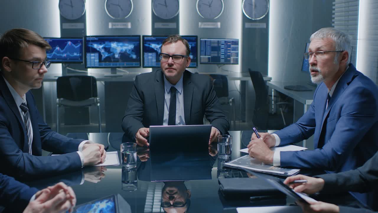 el director ejecutivo de la empresa tiene una reunión informativa con ejecutivos y altos directores, teniendo discusión en la sala de conferencias. los empresarios elaboran estrategias y hablan en la reunión de negocios