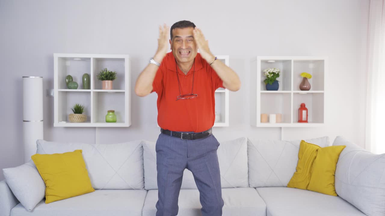 ⁇ 은이가 카메라를 위해 농담을 하고 있습니다.