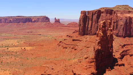 luftdrohnenaufnahmen des monument valley navajo tribal park zwischen utah und arizona, usa