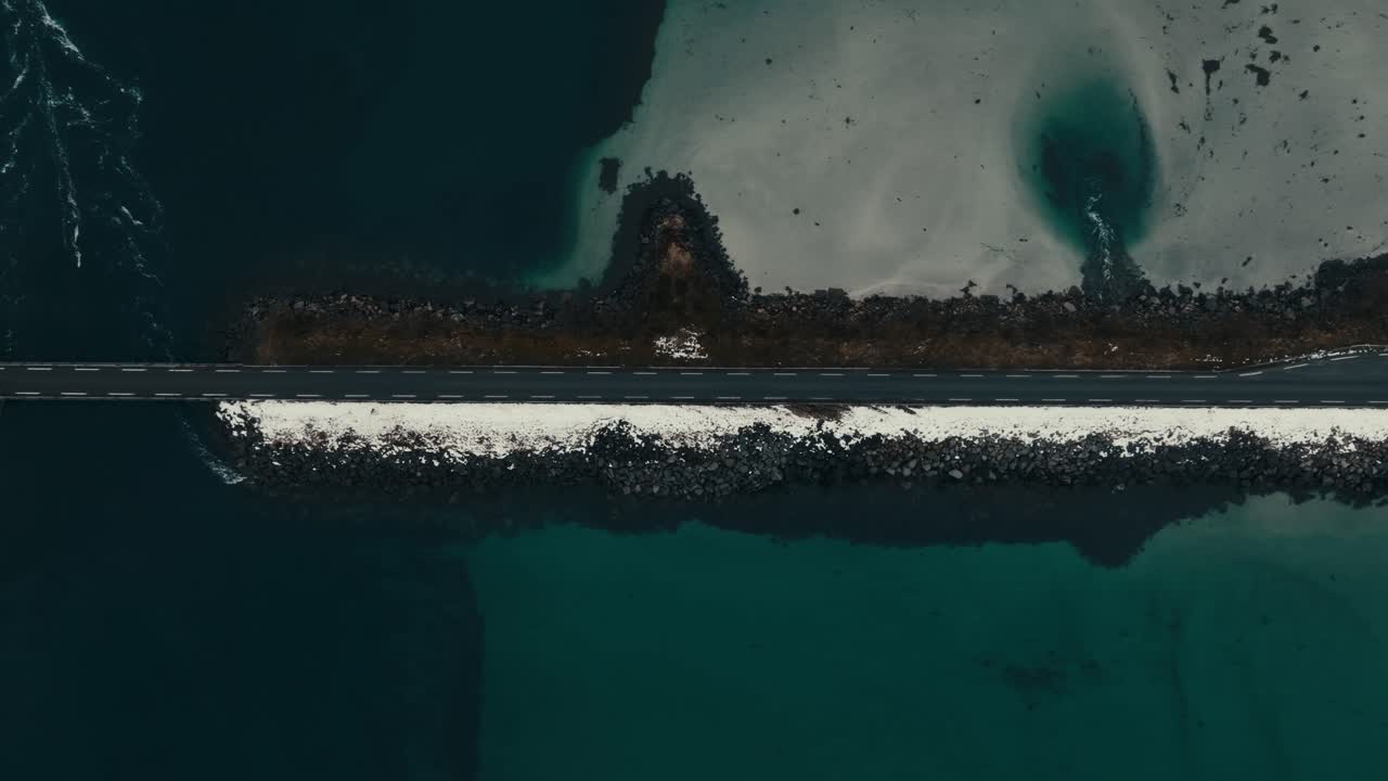 Ponte sull'acqua calma e blu nelle Isole Lofoten, Norvegia. Ripresa aerea dall'alto.