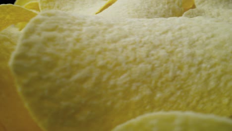 video macro de papas fritas girando en un tazón