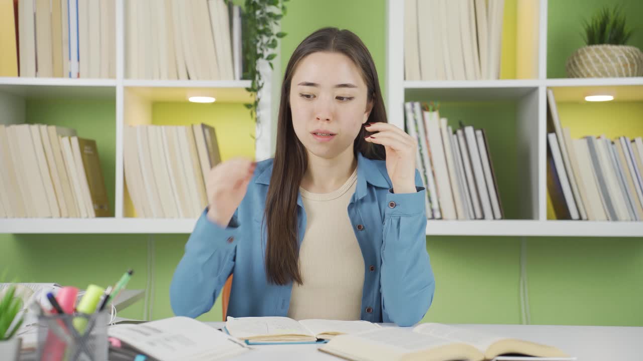 아시아 십대 소녀는 혼란스럽고, 생각하고, 이해하지 못합니다.