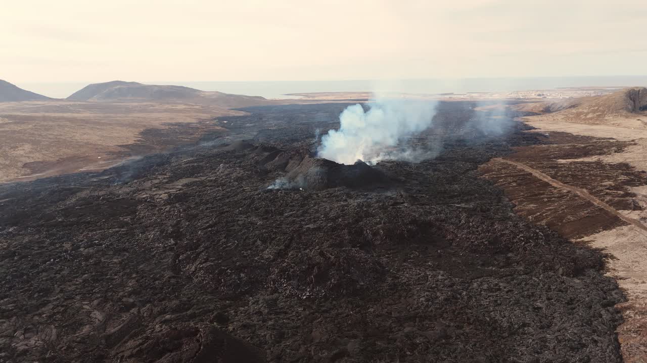 volcán activo humeante en el paisaje volcánico durante la erupción, islandia