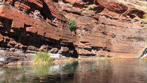 Water-pool-and-red-rocks-and-cliffs-at-the-Fortescue-Falls-in-Karijini,-Western-Australia