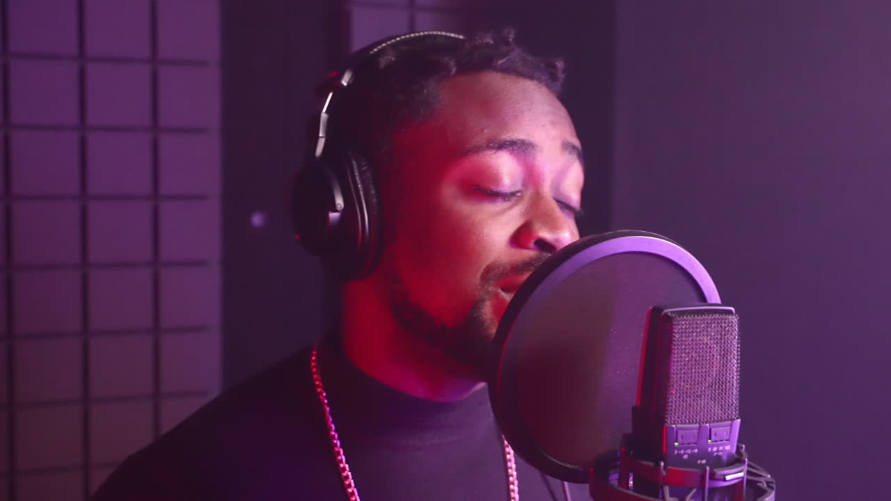 스튜디오 에서 음악 을 녹음 하는 사람