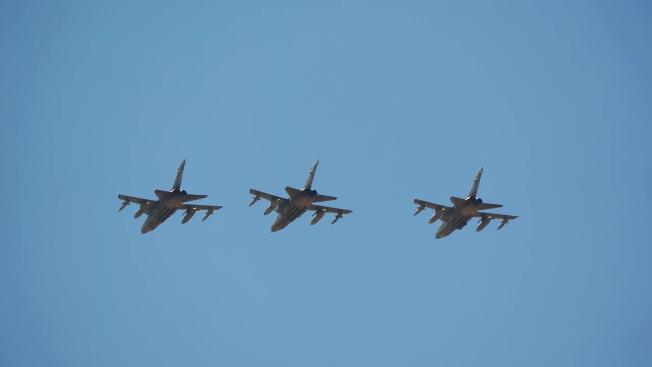 Militærfly som flyr i formasjon over klar himmel