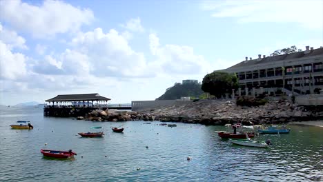 Muelle-Stanley-De-Hong-Kong,-Hermoso-Paisaje-De-La-Bahía-Y-El-Barco