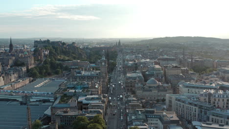 Niedrige-Filmische-Drohnenaufnahme-über-Der-Princes-Street-In-Edinburgh-Bei-Sonnenuntergang