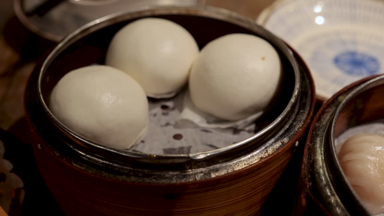 platos de dim sum variados en vaporizadores de bambú