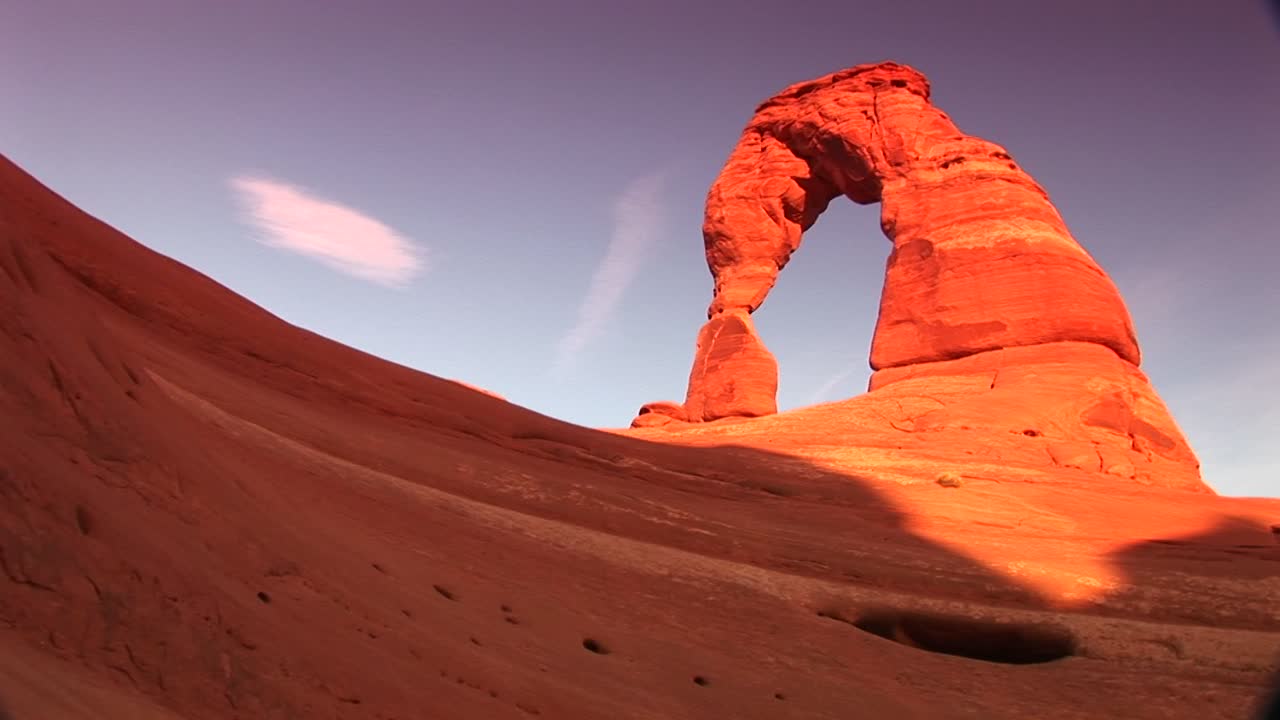 Potret Jarak Sedang Lengkungan Delicate di Taman Nasional Arches, Utah