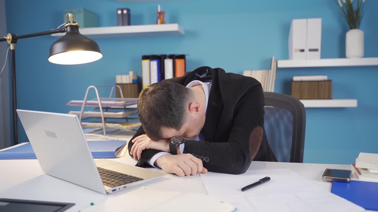 피곤하고 혼란스러운 사업가는 스스로 동기를 부여하고, 행복해지고, 자신의 일을 계속합니다.