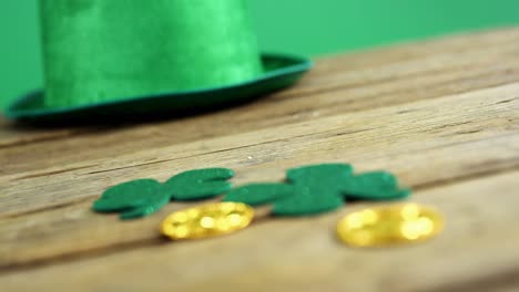 Leprechauns-hat-and-hat-and-shamrocks-on-wooden-table-for-st-patrick