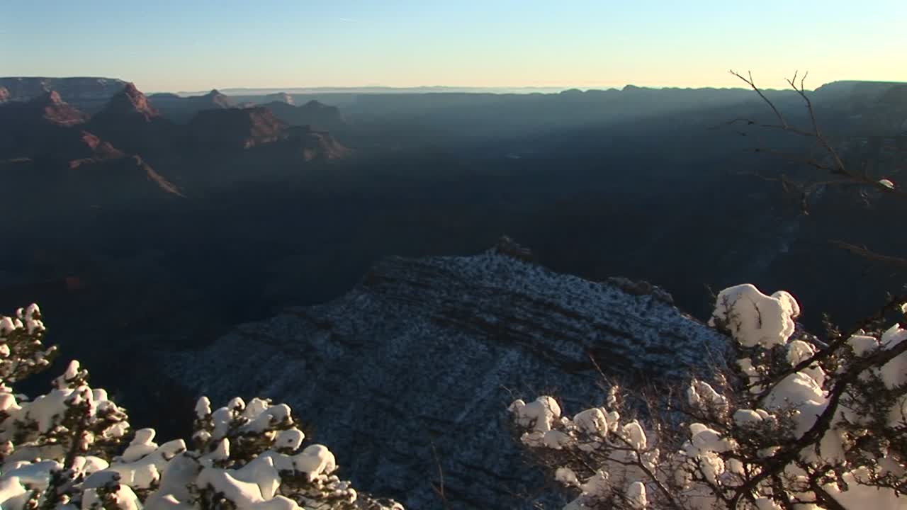 Bred siluettvy över Grand Canyon nationalpark täckt av vinter.
