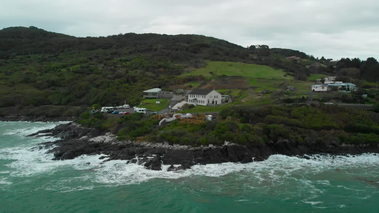 hotel y restaurante ocean sea coast en stirling point, bluff, nueva zelanda con drones aéreos