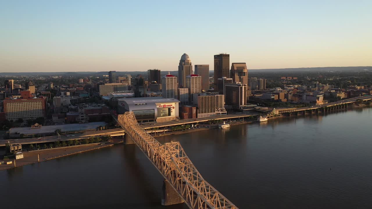 louisville, horizonte de kentucky con puente de cerca con video de drones moviéndose