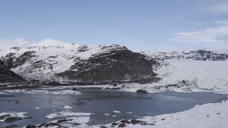 toma de establecimiento lento del terreno nevado en la campiña islandesa.