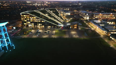 Vista-Aérea-Del-Campus-De-Corda-Por-La-Noche-En-Hasselt